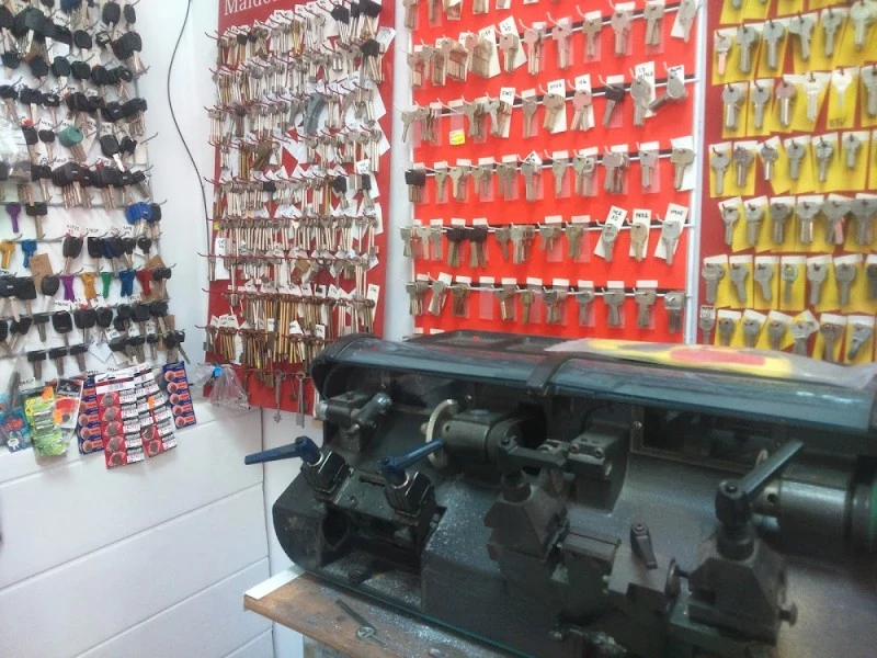 CERRAJERO Y ZAPATERO